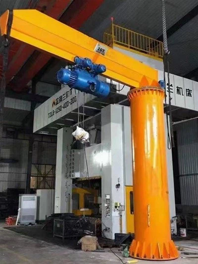 Poate fi utilizată o macara cu braț vertical într-o fabrică de sticlă?